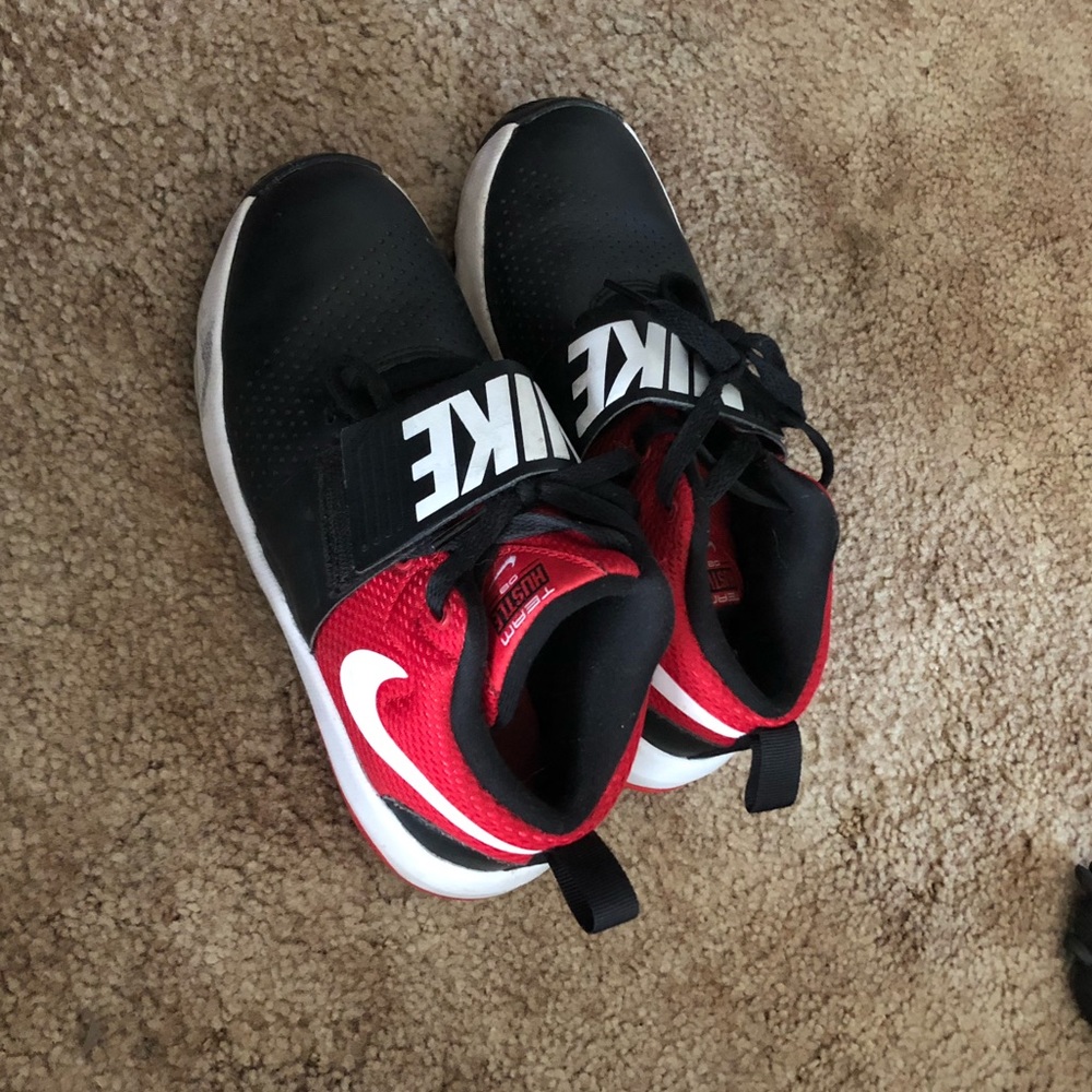 Nike team hustle 4.5y basketball shoes